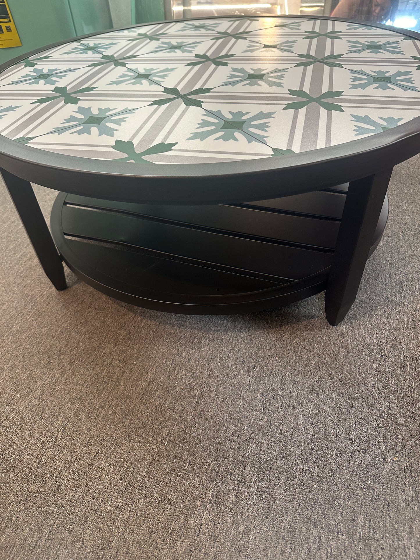 Ellington heavy duty round steel outdoor coffee table with ceramic tile top**assembled! READ DESCRIPTION